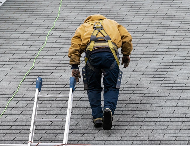 Why Homeowners Trust Licensed Roofers Over Handymen